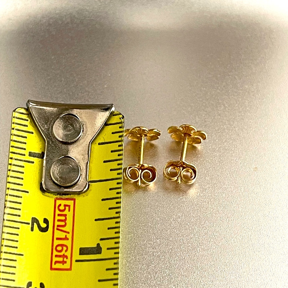 14K Yellow Gold Stud Earrings Shaped in a Daisy - Picture 3 of 5